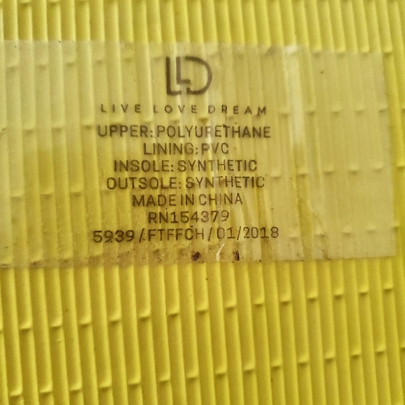 Live Love Dreams T- Strap Flip Flops - (Sz 8) - Picture 3 of 3